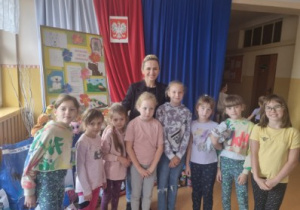 Grupa uczniów pozuje do zdjęcia