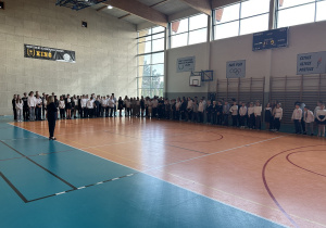 P. dyrektor i uczniowie SP7 stoją na hali sportowej.