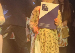Uczennica odbiera nagrodę
