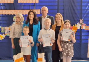 Uczniowie pozują do zdjęcia