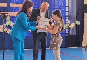 Pani dyrektor wręcza nagrodę uczennicy