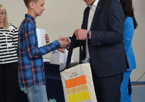 Szymon otrzymuje nagrodę
