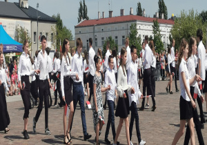 Grupa uczniów tańczy poloneza