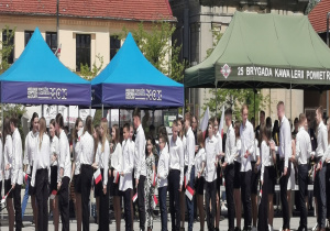 Grupa uczniów tańczy poloneza