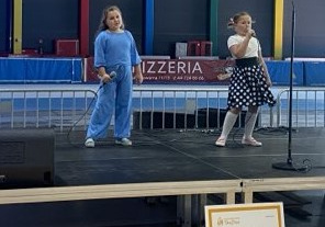 Natalka z koleżankami śpiewa piosenkę