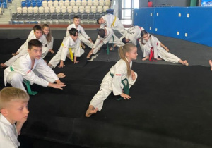 Grupa teakwondo w czasie rozgrzewki
