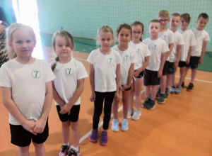 Uczniowie w strojach sportowych pozują do zdjęcia