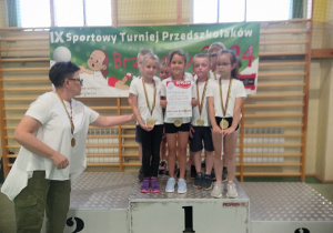 Uczniowie pozują do zdjęcia z medalami