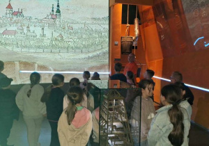 Uczniowie w muzeum multimedialnym