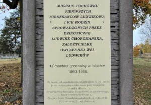 Tablica kamienna upamiętniająca miejsce pochówku