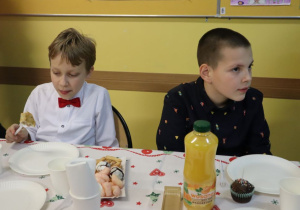 Dwóch chłopców siedzi przy stole