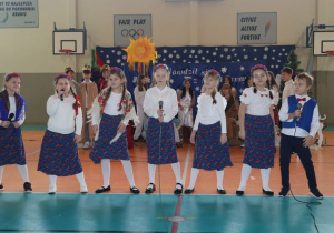 Siedmioro dzieci śpiewa pastorałkę