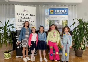Pięć uczennic pozuje do zdjęcia