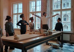 Uczniowie uczestniczą w warsztatach