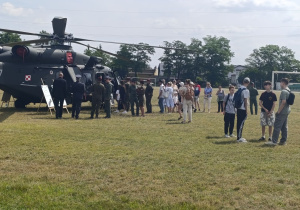 Uczniowie stoją prze helikopterze