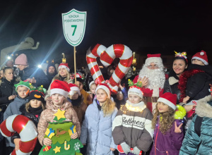 Uczniowie pozują do zdjęcia z Mikołajem