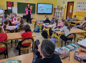 Uczniowie siedzą w sali