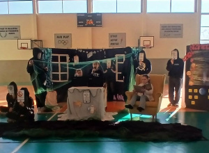 Uczniowie na scenie