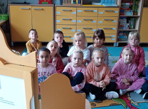 Uczniowie pozują do zdjęcia