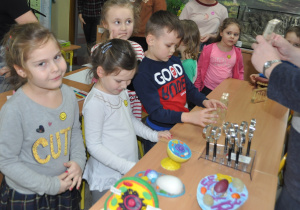 Dzieci oglądają przedmioty do badań biologicznych