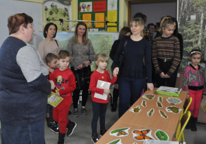 Dzieci oglądają salę biologiczną