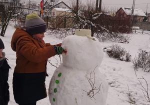 Uczeń lepi bałwana.