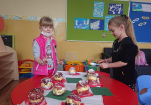 Dwie uczennice kl. II przygotowują pączki.