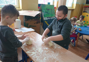 Dwóch uczniów kl. I robi pączki.