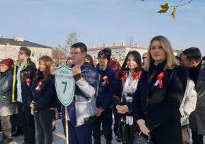 Pani dyrektor Bogusława Szymczak z grupą uczniów na obchodach Święta Niepodległości.