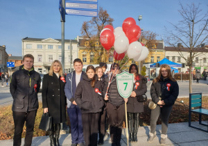 Pani dyrektor Bogusława Szymczak z grupą uczniów pozują do zdjęcia.