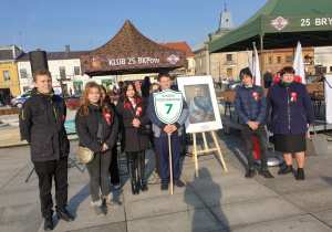 Pani Ewa Kujda z grupą uczniów pozują do zdjęcia.