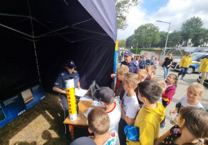 Pogadanka z policjantem na temat bezpieczeństwa w ruchu drogowym.