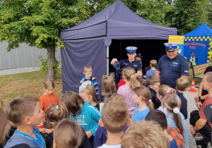 Pogadanka z policjantem na temat bezpieczeństwa w ruchu drogowym.