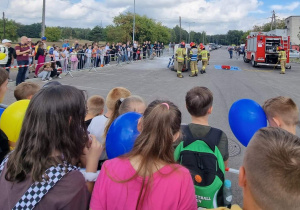 Pokaz straży pożarnej, która uczestniczy w wypadku drogowym- rozcinanie samochodu.