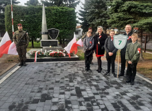 Pani wicedyrektor Katarzyna Glicner-Woźny, p. Marcin Szymański oraz trzech uczniów pozują do zdjęcia.