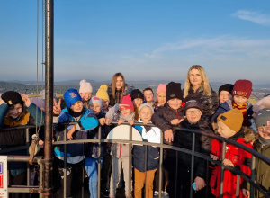 Grupa uczniów z wychowawczynią pozują do zdjęcia.