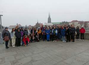 Grupa uczniów pozuje do zdjęcia.