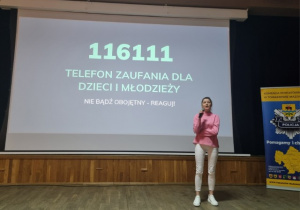 Telefon zaufania wyświetlony na tablicy.