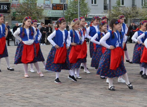 Dzieci tańczą kujawiaka.