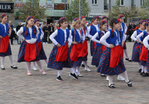 Dzieci tańczą kujawiaka