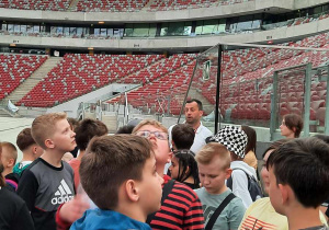 Uczniowie oglądają Stadion Narodowy