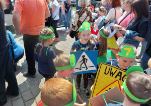 Grupa uczniów trzyma znaki drogowe