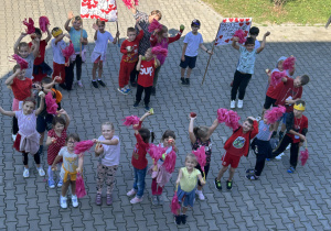 Uczniowie tworzą serce.