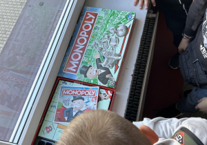 Uczniowie na przerwie grają w Monopoly