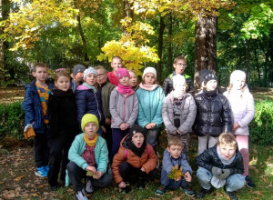 Grupa dzieci pozuje do zdjęcia