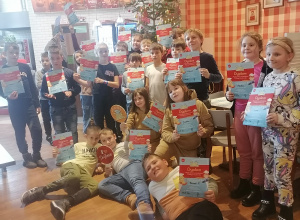 Uczniowie pozują do zdjęcia