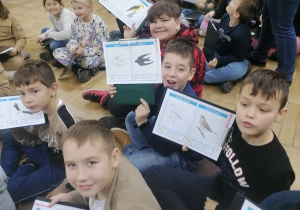 Dzieci podczas warsztatów przyrodniczych