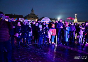 Liczna grupa rodziców stoi pod sceną