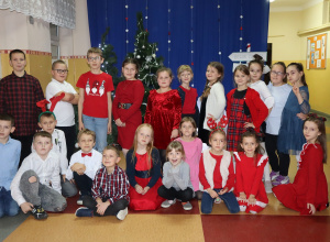 Grupa uczniów pozuje do zdjęcia