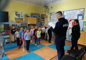 Dzieci przeskakują przez skakankę wybierając właściwe zachowanie wobec obcych